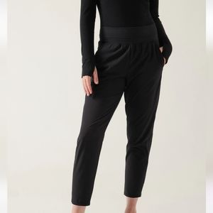 Athleta Nolita Quick-Dry Pull On Style Tapered Crop Pant